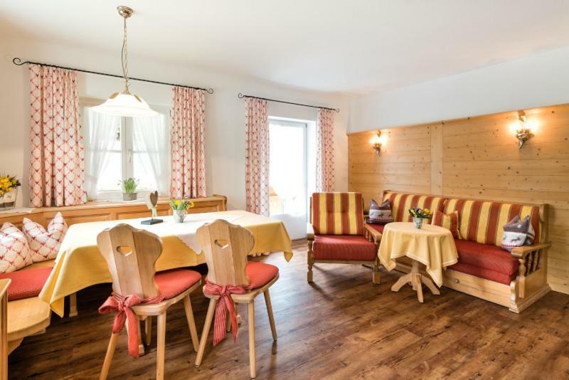 Ferienwohnung - Cafe Mali Бад Хинделанг Екстериор снимка